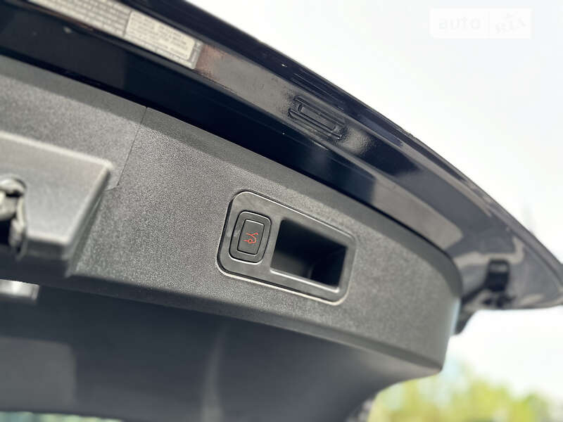 Ліфтбек Tesla Model S 2018 в Львові