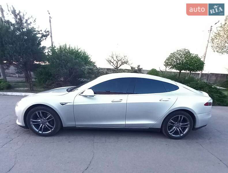 Ліфтбек Tesla Model S 2013 в Кривому Розі