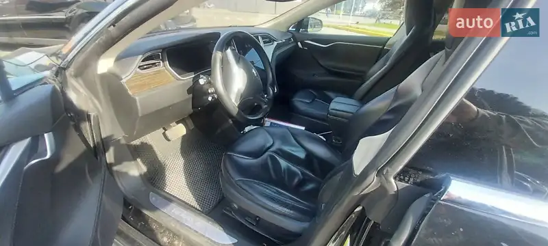 Лифтбек Tesla Model S 2015 в 