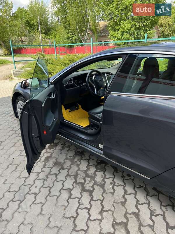 Ліфтбек Tesla Model S 2016 в Тростянці
