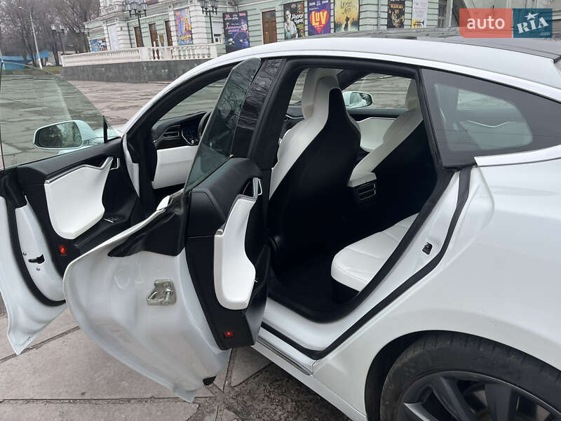 Ліфтбек Tesla Model S 2017 в Кам'янському
