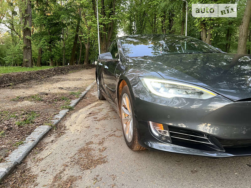 Лифтбек Tesla Model S 2018 в Черновцах