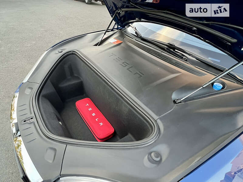 Ліфтбек Tesla Model S 2017 в Одесі