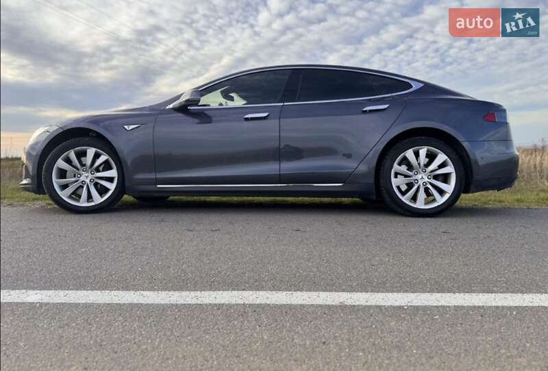 Лифтбек Tesla Model S 2015 в Сторожинце