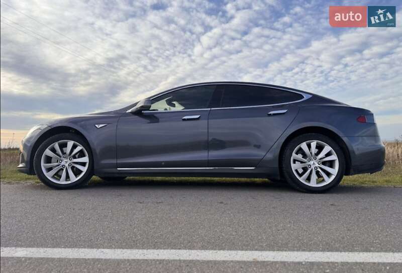 Лифтбек Tesla Model S 2015 в Сторожинце