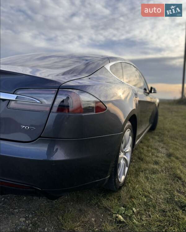 Лифтбек Tesla Model S 2015 в Сторожинце