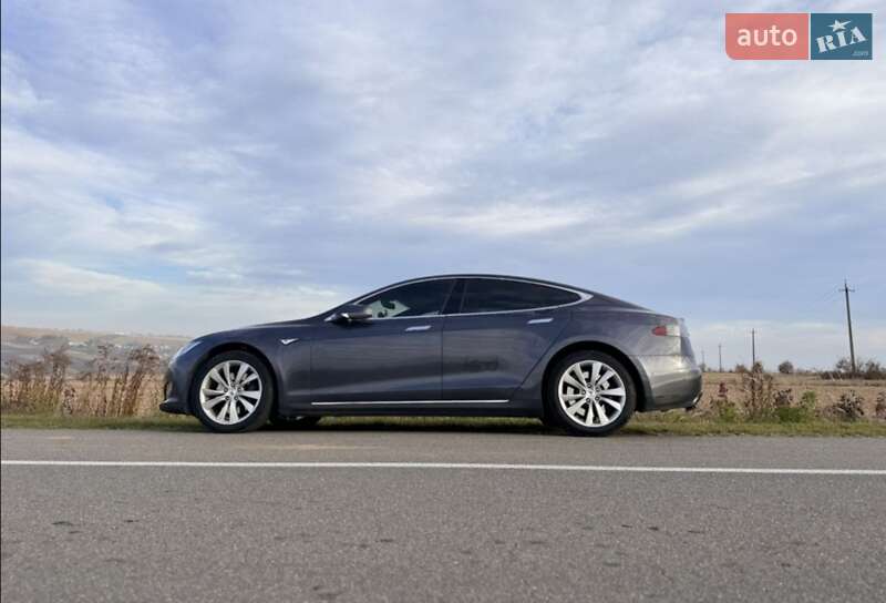 Лифтбек Tesla Model S 2015 в Сторожинце