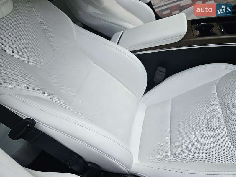 Лифтбек Tesla Model S 2022 в Черновцах