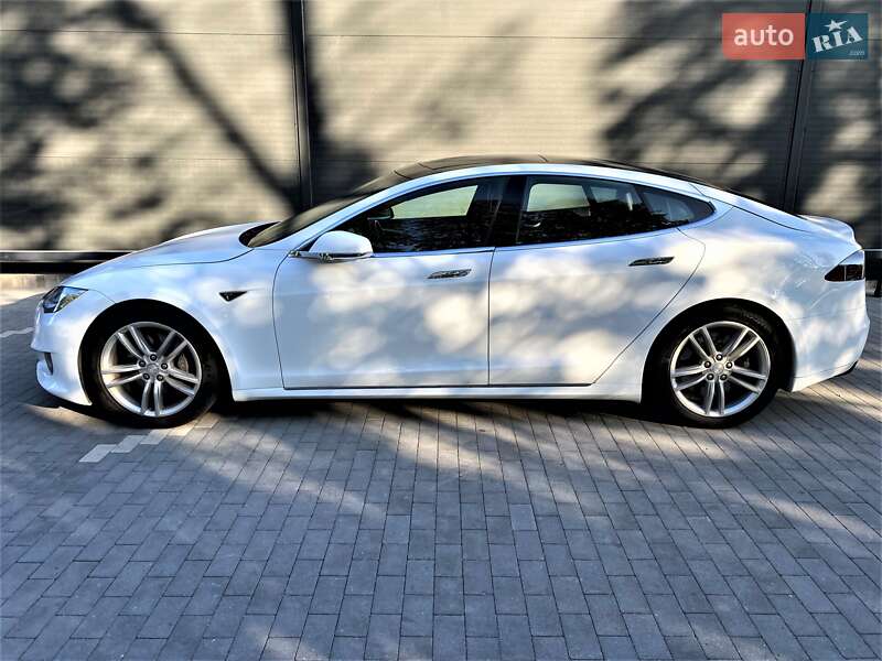 Лифтбек Tesla Model S 2015 в Виннице