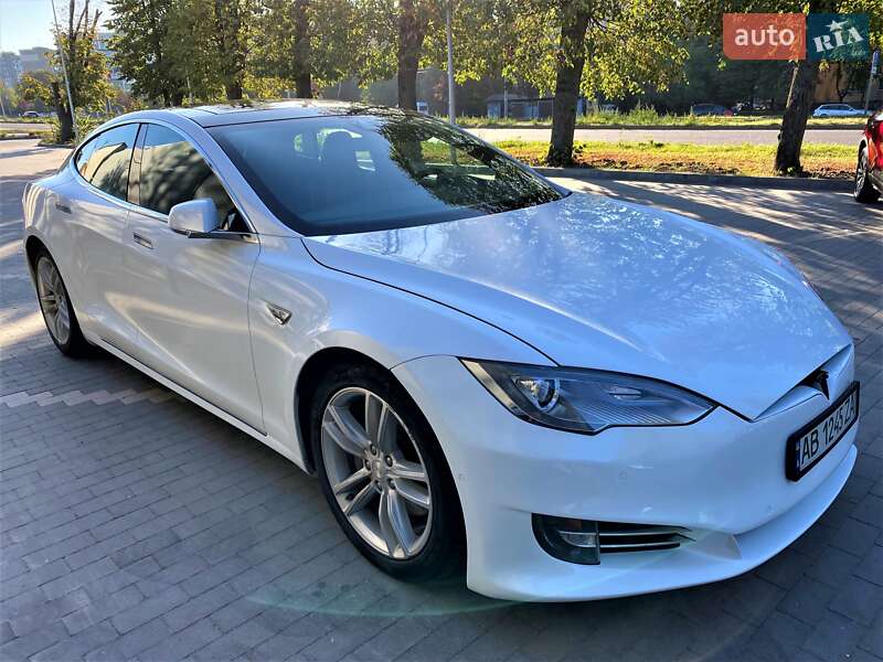 Лифтбек Tesla Model S 2015 в Виннице