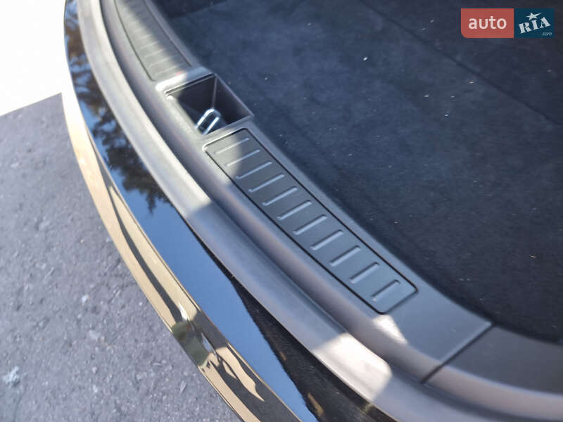 Лифтбек Tesla Model S 2015 в Львове