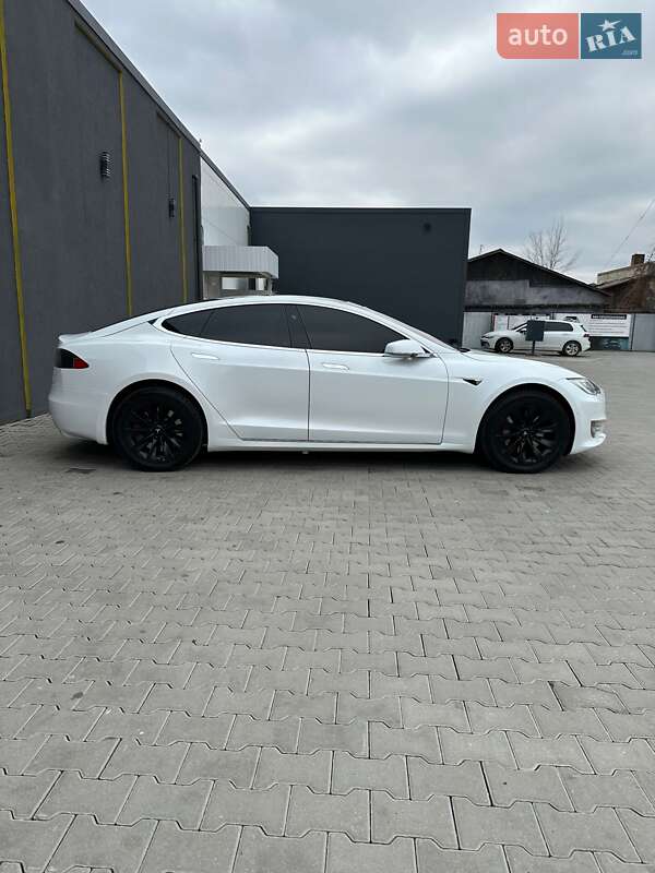 Лифтбек Tesla Model S 2017 в Черновцах