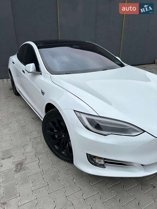 Лифтбек Tesla Model S 2017 в Черновцах