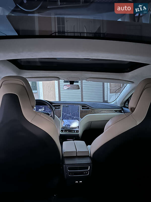 Лифтбек Tesla Model S 2017 в Черновцах