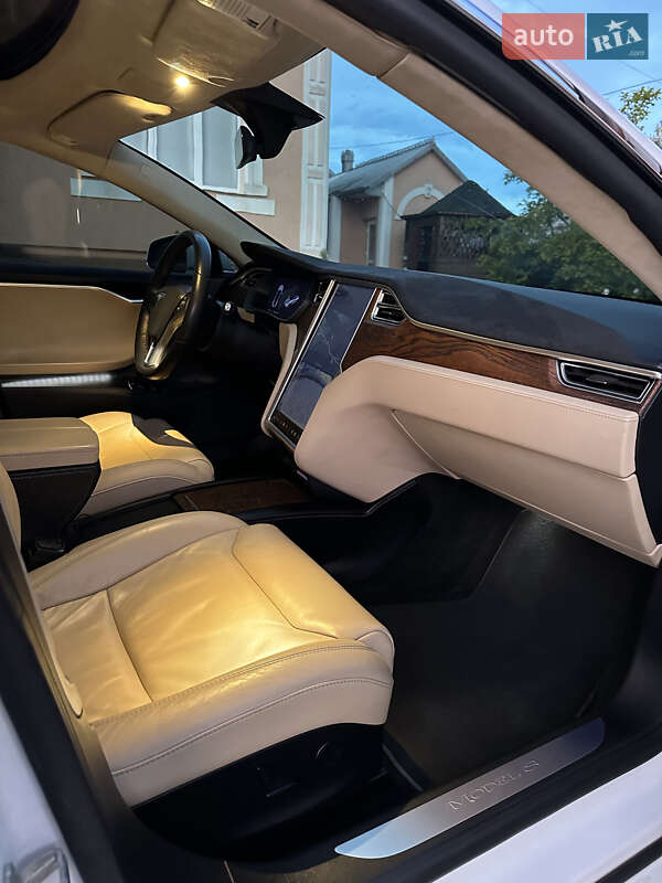Лифтбек Tesla Model S 2017 в Черновцах