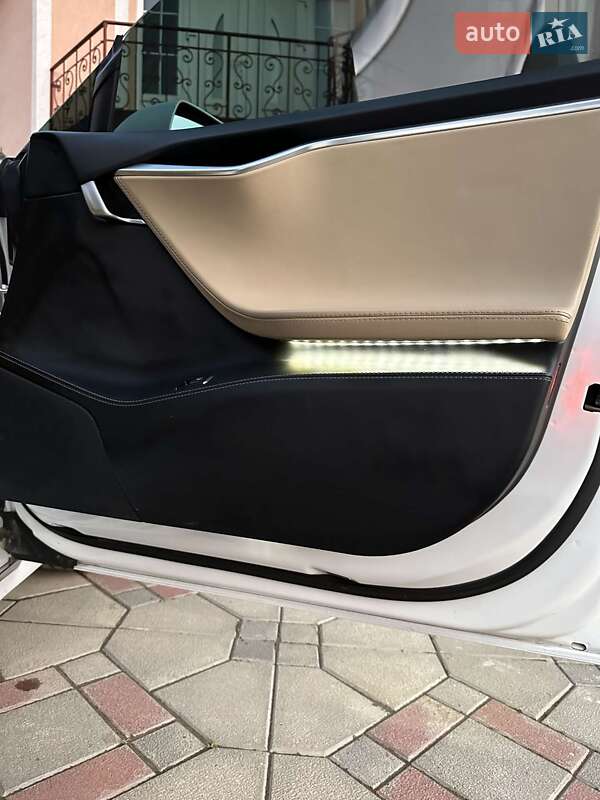 Лифтбек Tesla Model S 2017 в Черновцах