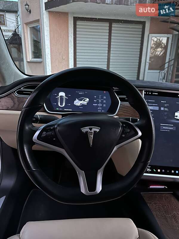 Лифтбек Tesla Model S 2017 в Черновцах