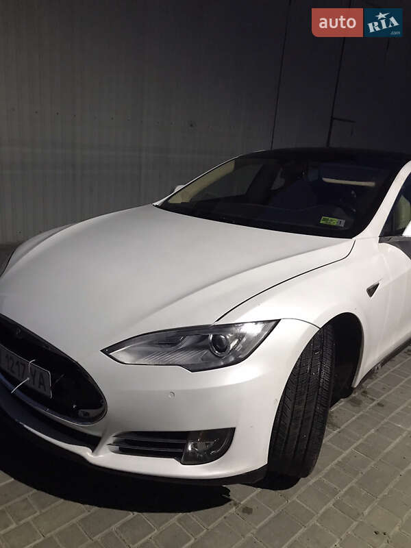 Лифтбек Tesla Model S 2015 в Киеве