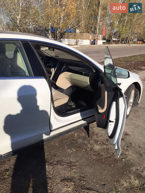 Лифтбек Tesla Model S 2015 в Киеве