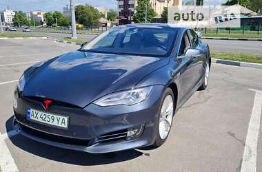 Лифтбек Tesla Model S 2015 в 