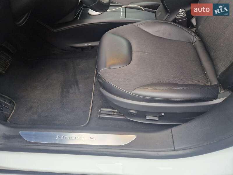 Лифтбек Tesla Model S 2016 в Тульчине