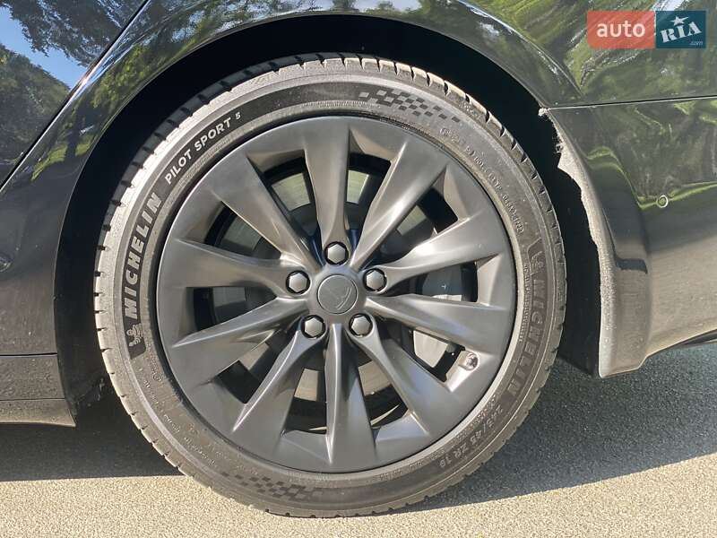 Ліфтбек Tesla Model S 2018 в Києві