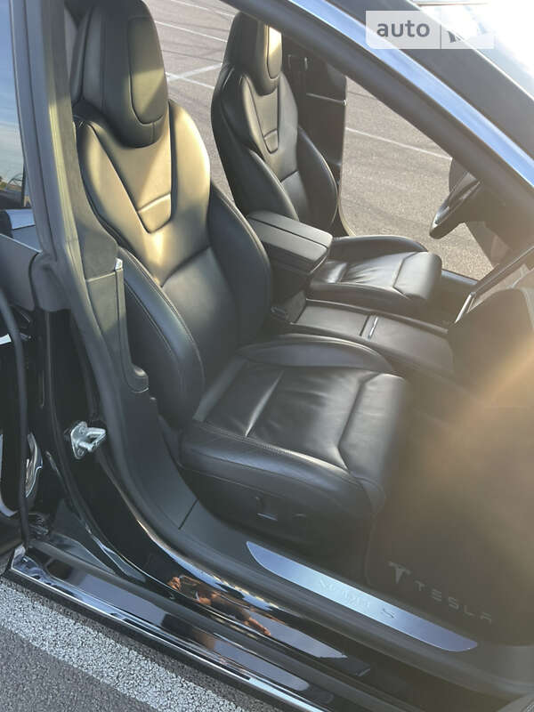 Лифтбек Tesla Model S 2017 в Ровно