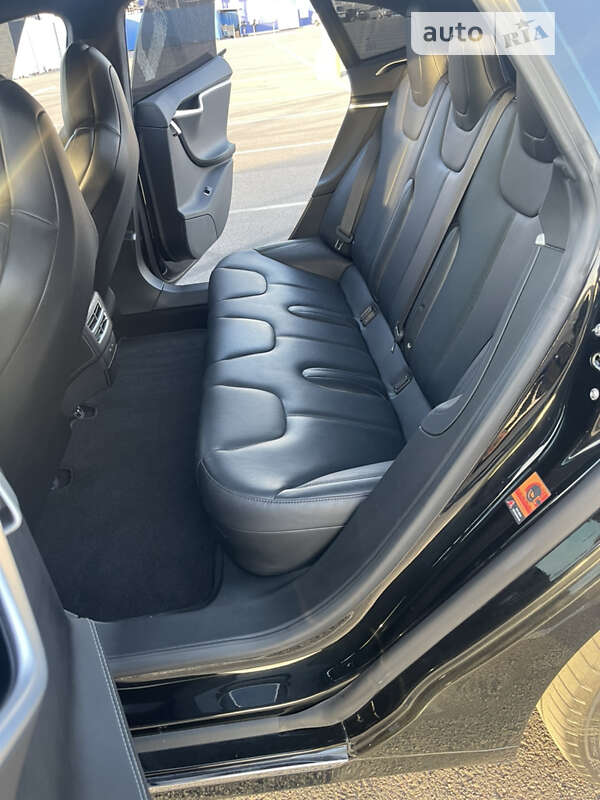 Лифтбек Tesla Model S 2017 в Ровно