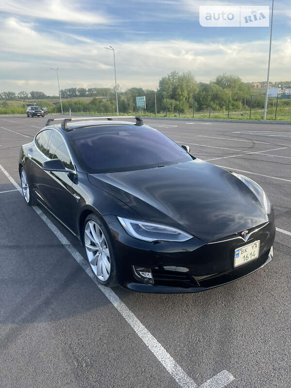 Лифтбек Tesla Model S 2017 в Ровно