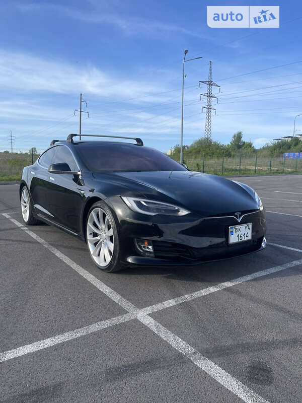 Лифтбек Tesla Model S 2017 в Ровно