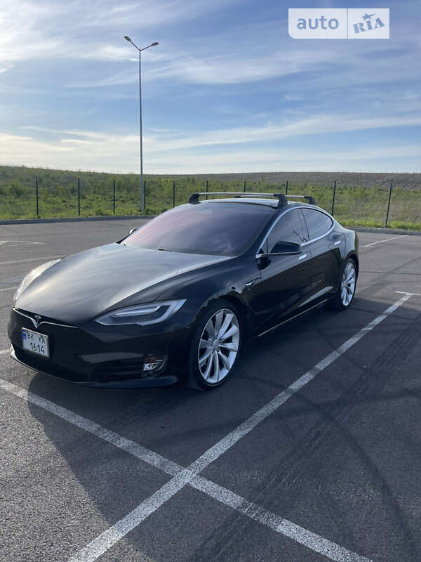 Лифтбек Tesla Model S 2017 в Ровно