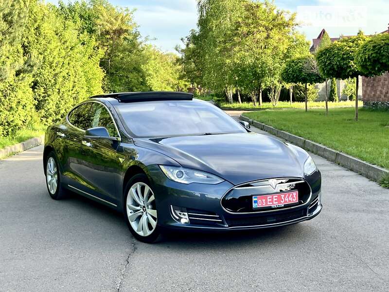 Лифтбек Tesla Model S 2015 в Ровно