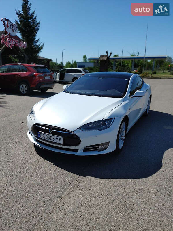 Лифтбек Tesla Model S 2015 в Черкассах