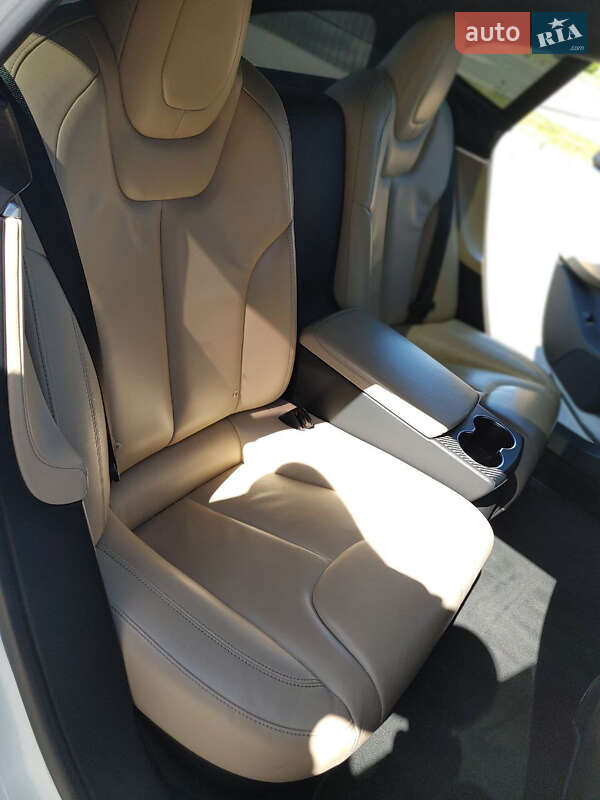 Лифтбек Tesla Model S 2015 в Черкассах