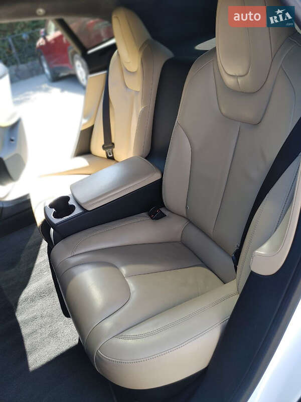 Лифтбек Tesla Model S 2015 в Черкассах