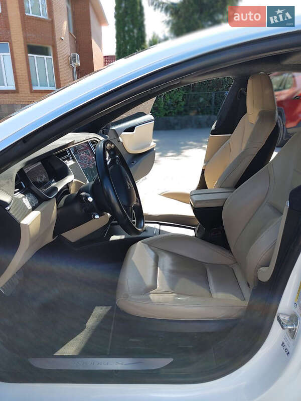 Лифтбек Tesla Model S 2015 в Черкассах