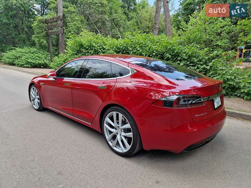 Лифтбек Tesla Model S 2016 в Киеве