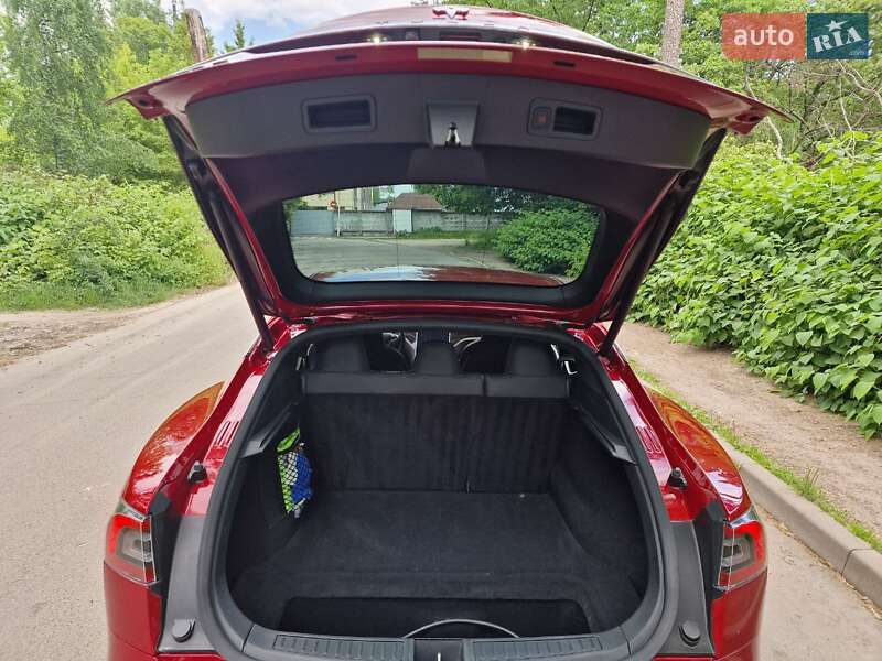 Лифтбек Tesla Model S 2016 в Киеве