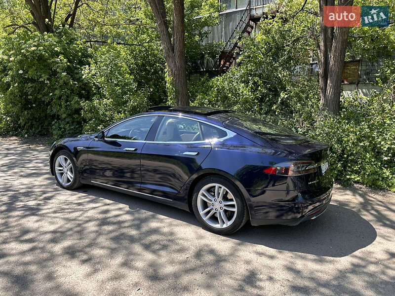 Лифтбек Tesla Model S 2015 в Ивано-Франковске