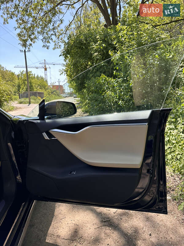 Лифтбек Tesla Model S 2015 в Ивано-Франковске