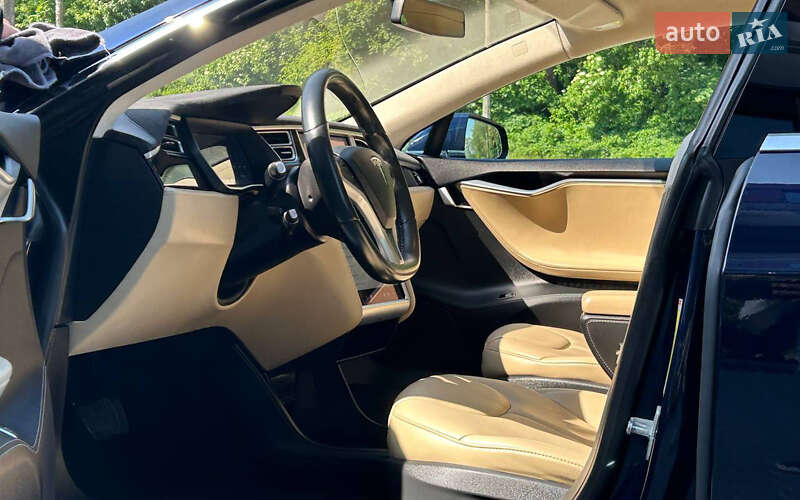 Лифтбек Tesla Model S 2015 в Черновцах