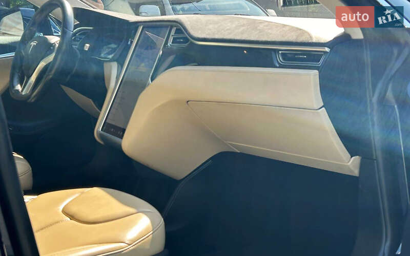 Лифтбек Tesla Model S 2015 в Черновцах