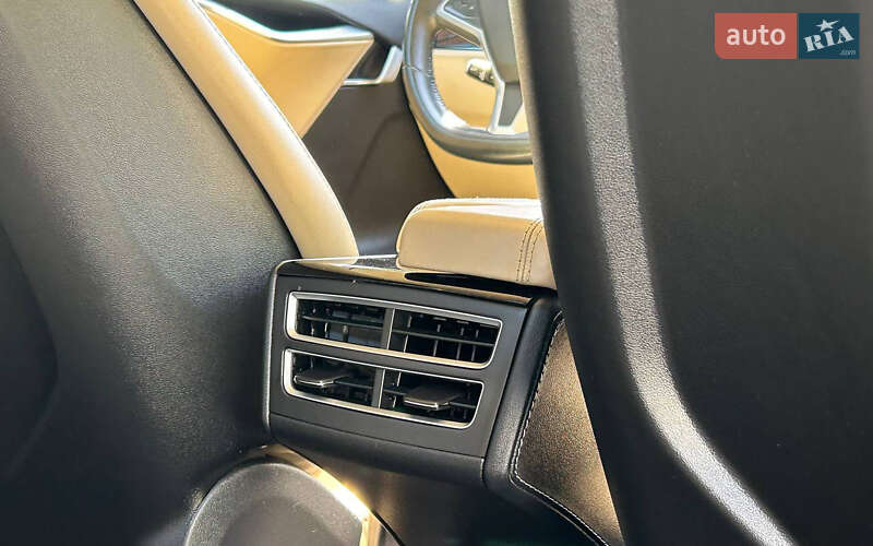 Лифтбек Tesla Model S 2015 в Черновцах