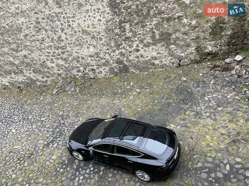 Лифтбек Tesla Model S 2013 в 