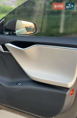 Лифтбек Tesla Model S 2015 в 