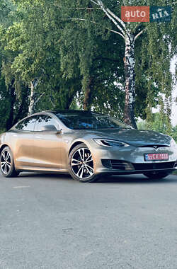 Лифтбек Tesla Model S 2015 в 