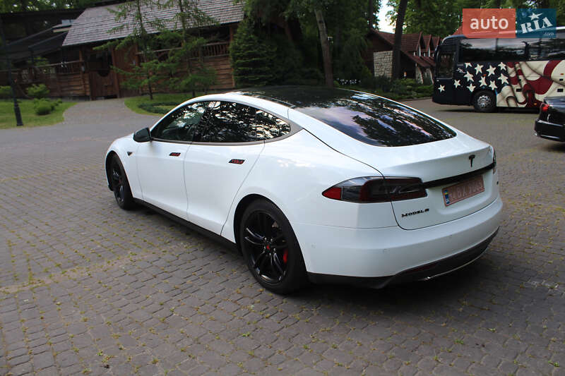 Ліфтбек Tesla Model S 2015 в Львові