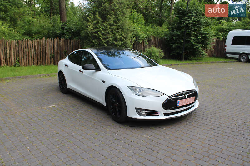 Ліфтбек Tesla Model S 2015 в Львові