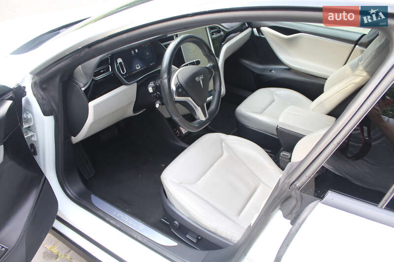 Ліфтбек Tesla Model S 2015 в Львові