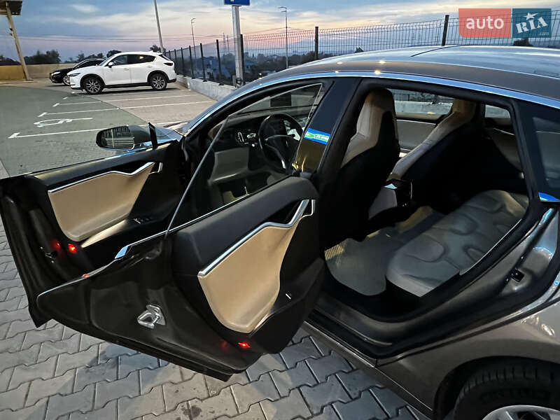 Лифтбек Tesla Model S 2015 в Киеве фото 14 Лифтбек Tesla Model S 2015 в Киеве